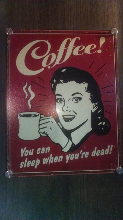 Me reí con este aviso vintage de café, para qué dormir ahora si puedes hacerlo cuando estés muerto.
